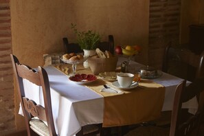 Breakfast, lunch, dinner served; Regional cuisine 