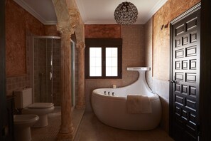 Suite, hidromasaje (Suite Jetted Tub Manuela) | Baño | Regadera, amenidades de baño gratuitas, secadora de cabello, toallas 