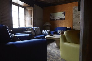 Lobby sitting area - Posada La Casa de Las Manuelas (Horcajo de las Torres)