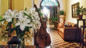 Lobby sitting area - Hotel Aurora (Antigua Guatemala)