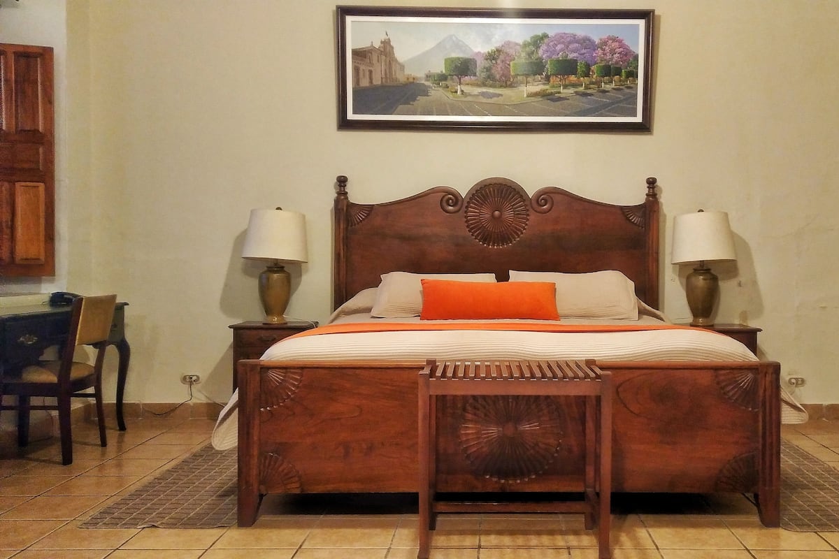 Deluxe kamer | Een kluis op de kamer, een bureau, gratis wifi, beddengoed