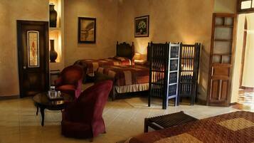 Safe på rommet, skrivebord, wi-fi (inkludert) og sengetøy