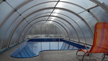 Piscine couverte, piscine extérieure, chaises longues