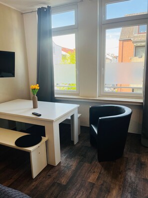 Studio classique, vue sur la ville (F5) | 1 chambre, système d’insonorisation, fer et planche à repasser