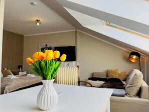 Classic Condo (F3) | Living area | 80-cm flat-screen TV with cable channels, TV - Feldhouse (Bremen)