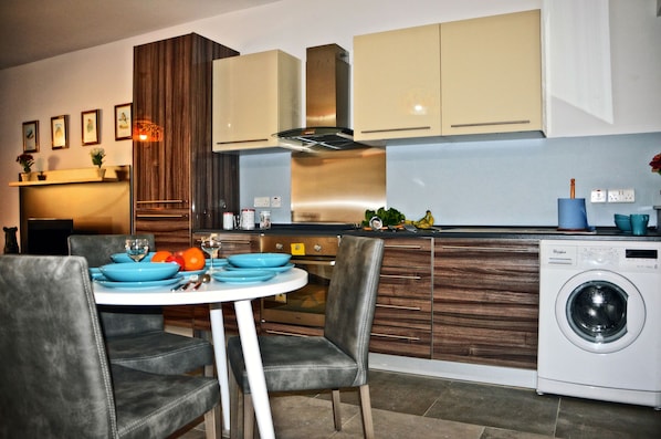 Full-sized fridge, microwave, oven, stovetop