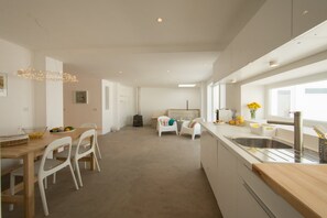 Villa 9 | Cocina privada | Refrigerador, microondas y utensilios de cocina 