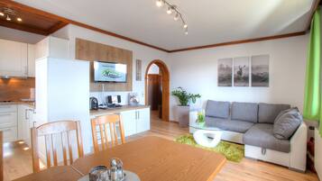 Apartment, 1 Bedroom, Lake View | In-room dining