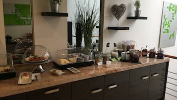 Ontbijtbuffet in het weekend (EUR 14 per persoon)