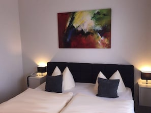 Standard Double Room | In-room safe, desk, soundproofing, free WiFi - Hotel Römerbad (Bad Salzuflen)