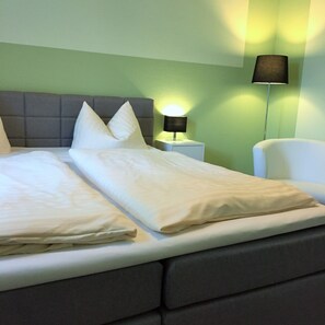 Standard Double Room | Bathroom | Shower, free toiletries, hair dryer, towels - Hotel Römerbad (Bad Salzuflen)