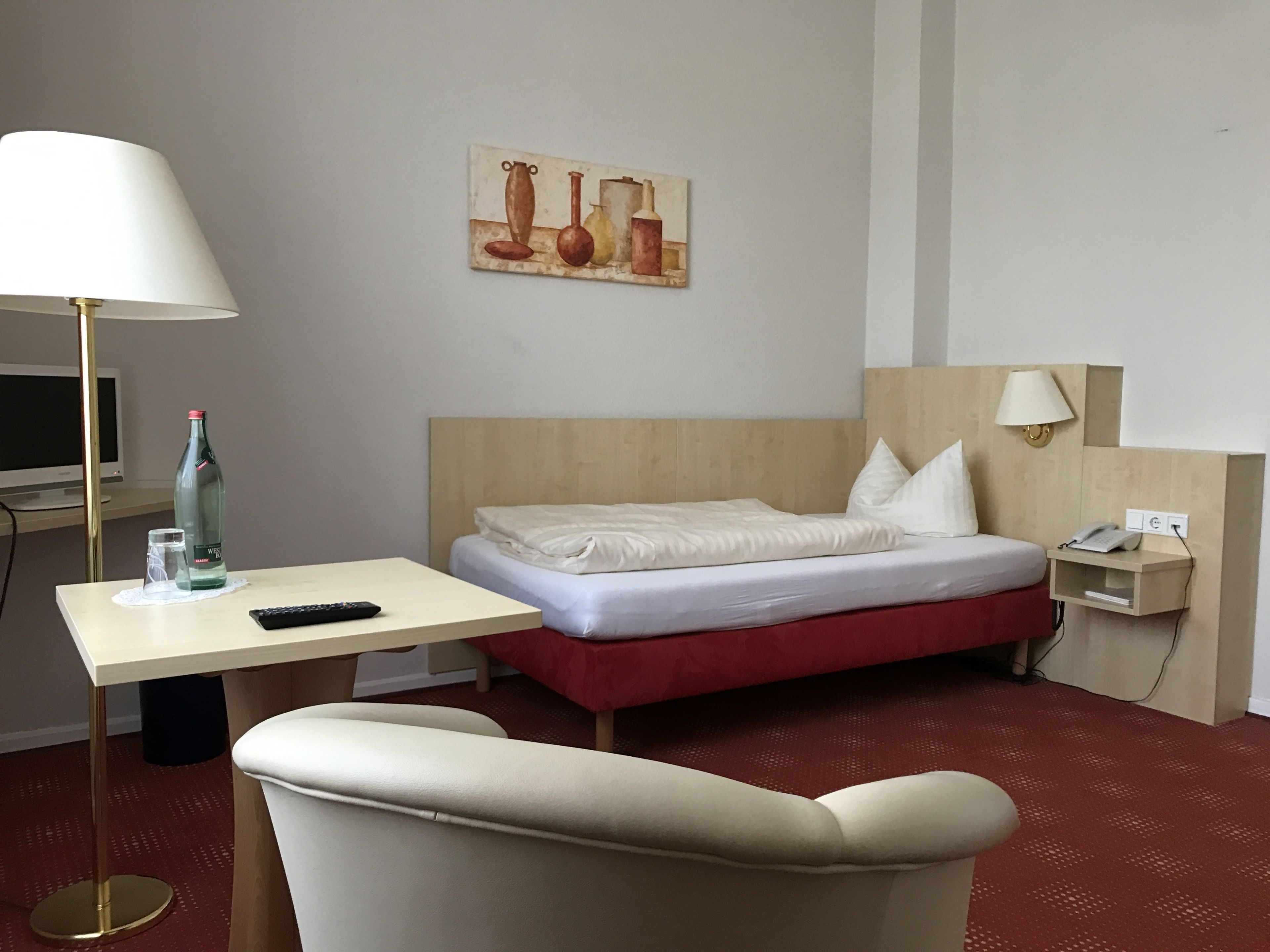 standard single room | in-room safe, desk, soundproofing, free wifi