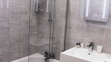 Luxury Cottage, Private Bathroom, Mountain View (Wagtails Cottage) | Bilik Mandi