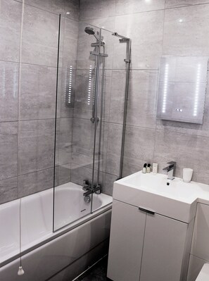 Luxury Cottage, Private Bathroom, Mountain View (Wagtails Cottage) | Bathroom - Dee Valley Cottages (Corwen)