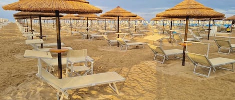 Privéstrand vlakbij, ligstoelen aan het strand, parasols