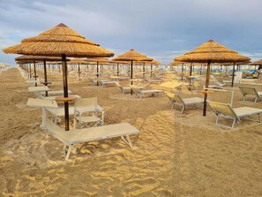Plage privée à proximité, chaises longues, parasols