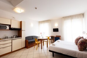 Comfort Studio | Private kitchen | Fridge, microwave, stovetop, electric kettle - Residence Mimosa (Rimini)