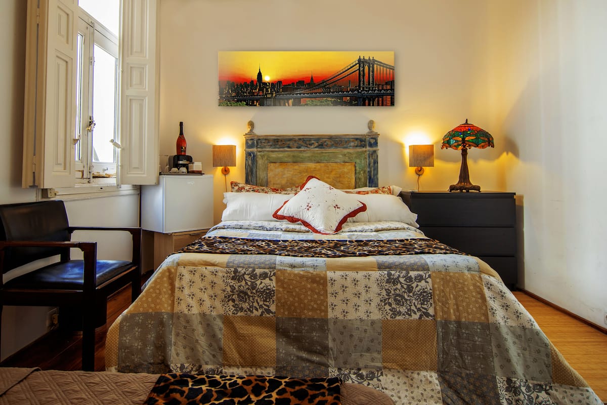 Ropa de cama de alta calidad, escritorio y cortinas blackout