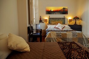 Literie de qualité supérieure, bureau, rideaux occultants