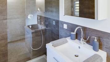 Luxury House, 1 Bedroom, Fireplace, Garden View | Bathroom | Shower, free toiletries, hair dryer, towels
