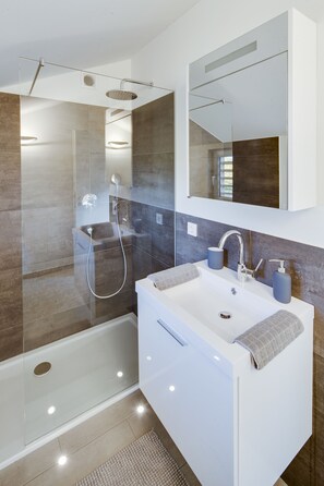 Casa de lujo, 1 habitación, chimenea, vista al jardín | Baño | Regadera, amenidades de baño gratuitas, secadora de cabello, toallas 