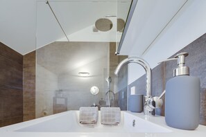 Luxury House, 1 Bedroom, Fireplace, Garden View | Bathroom