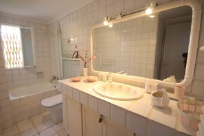Apartment, 2 Bedrooms, Terrace | Bathroom