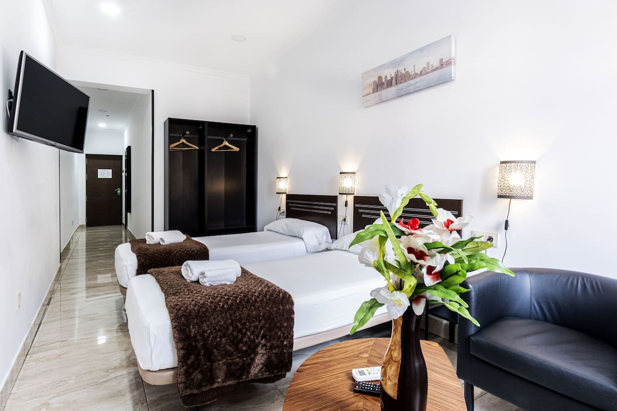 Deluxe kamer, privébadkamer | Verduisterende gordijnen, geluiddichte muren, gratis babybedden