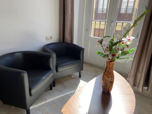 Habitación Deluxe, baño privado | Cortinas blackout, insonorización, cunas gratuitas y wifi gratis 