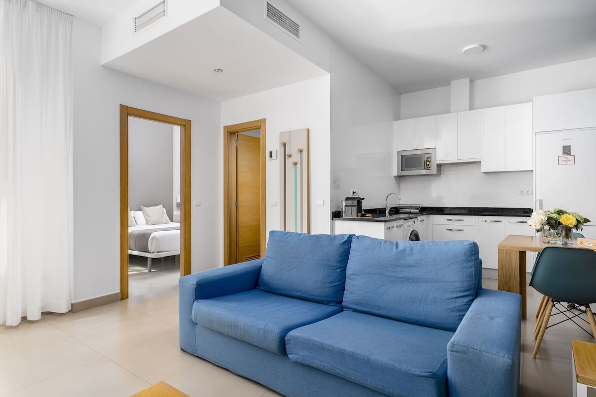 Apartment, 1 Bedroom | Ruang tamu | 42 inci televisyen skrin rata dengan satelit, TV
