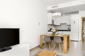 Deluxe Apartment, 1 Bedroom | Private kitchen