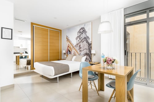 Suites del Pintor Historial Center, by Hoteles con Cultura