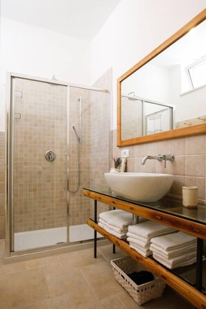 Apartment, 2 Bedrooms, Annex Building (Trullo indipendente) | Bathroom | Free toiletries, hair dryer, bidet, towels - Agriturismo Masseria Calongo (Cisternino)