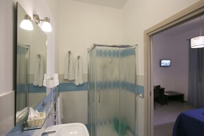 Douche, articles de toilette gratuits, sèche-cheveux, peignoirs