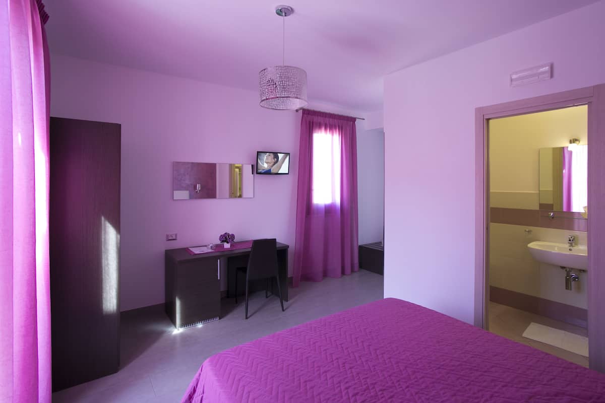 Habitación cuádruple panorámica, balcón | Minibar (con algunos artículos gratuitos) y escritorio