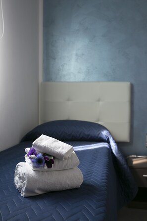 Panorama vierpersoonskamer, balkon | Een minibar met enkele gratis items, een bureau, geluiddichte muren