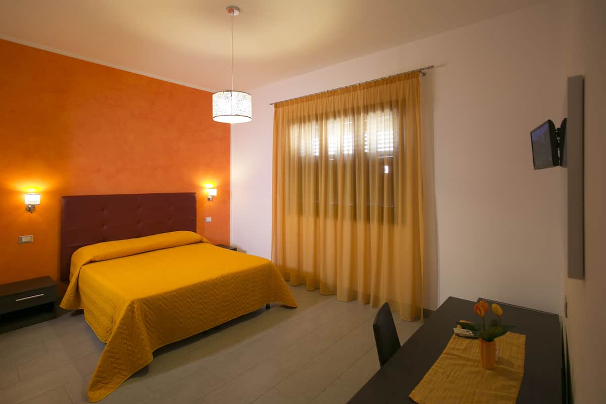 Habitación triple panorámica, balcón | Minibar (con algunos artículos gratuitos) y escritorio