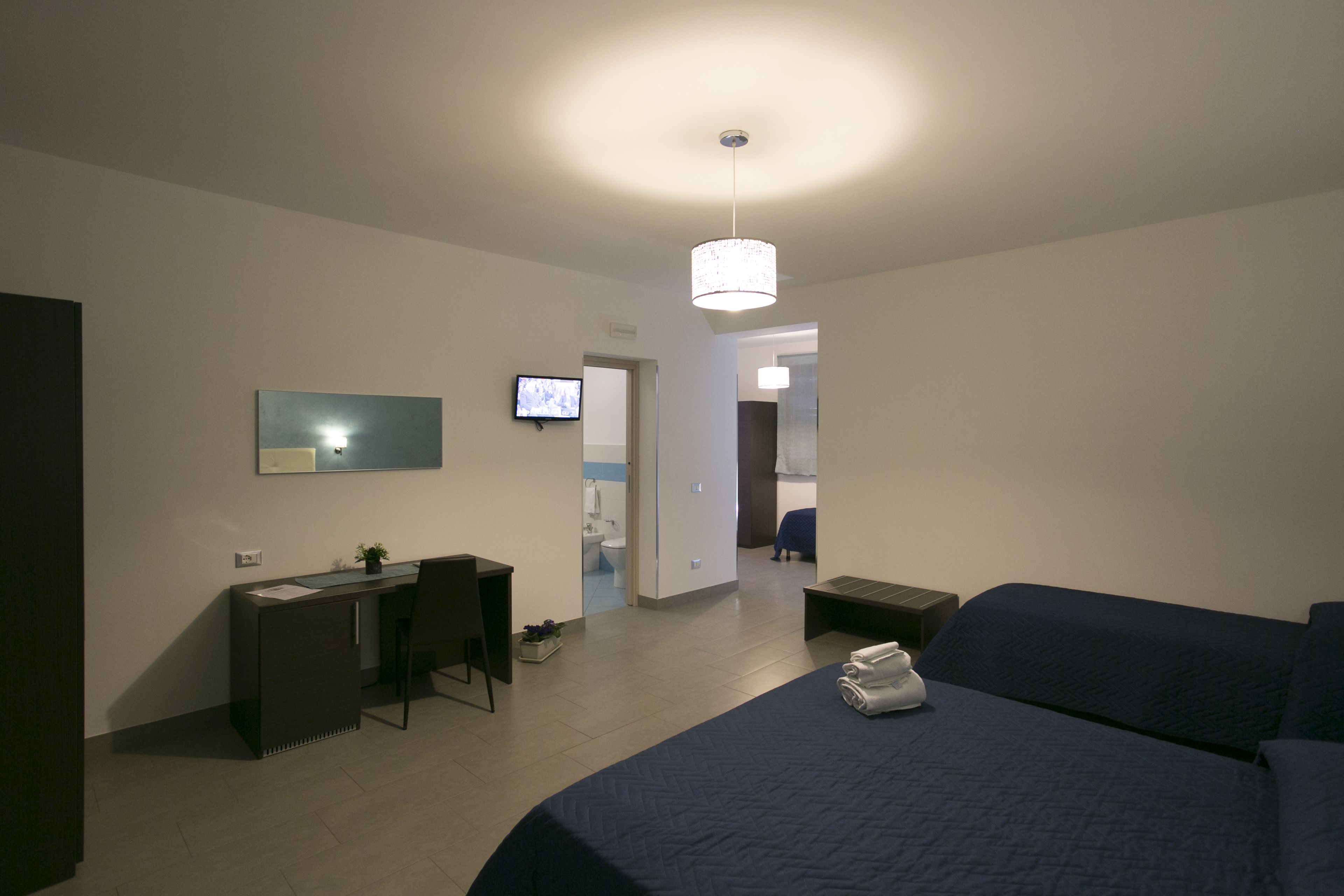 Quarto quádruplo panorâmico, sacada | Frigobar (abastecido com alguns itens grátis), escrivaninha