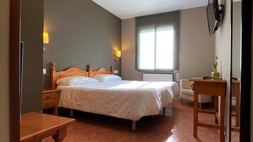 Een bureau, verduisterende gordijnen, gratis wifi, beddengoed