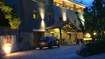 Voorkant accommodatie - avond/nacht