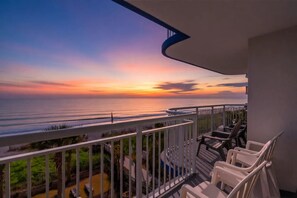 Classic Condo, 4 Bedrooms, Oceanfront (407) | Balcon