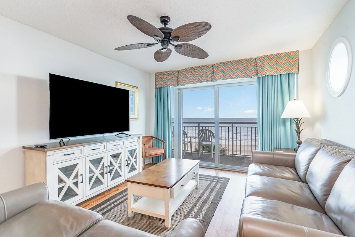 Classic Condo, 4 Bedrooms, Oceanfront (407) | Living area | TV