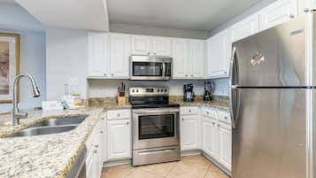 Classic Condo, 4 Bedrooms, Oceanfront (407) | Yksityinen keittiö | Täysikokoinen jääkaappi, mikroaaltouuni, uuni, liesi