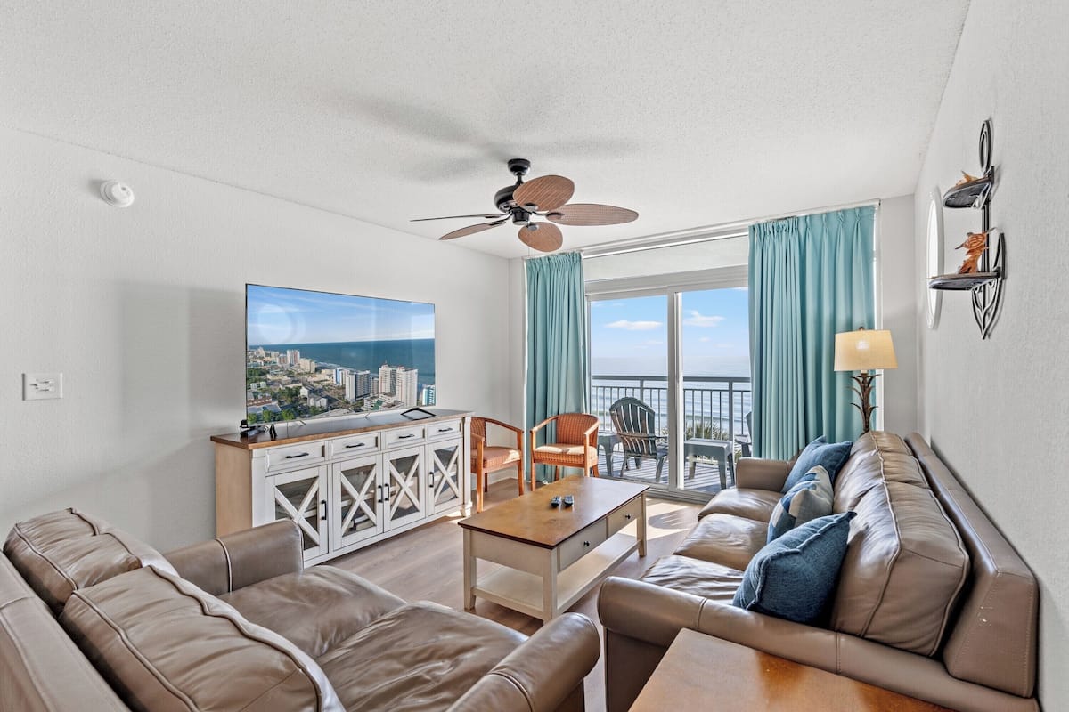 Classic Condo, 4 Bedrooms, Oceanfront (407) | Coin séjour