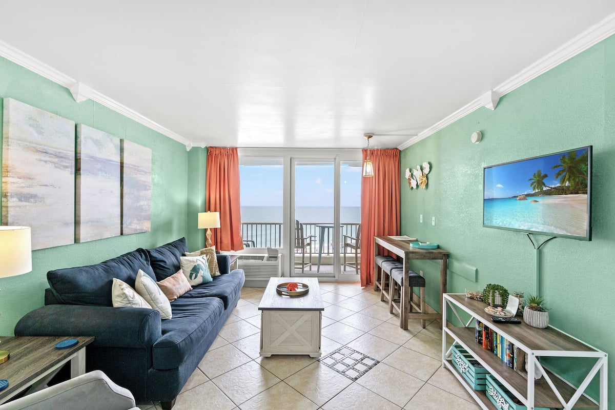 Condo, 1 Bedroom, Oceanfront, Pool Access (705) | 起居區 | 電視、 DVD 播放機