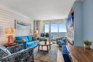 Deluxe Condo, 1 Bedroom, Ocean View, Oceanfront (1005) | Área de estar | TV, DVD player
