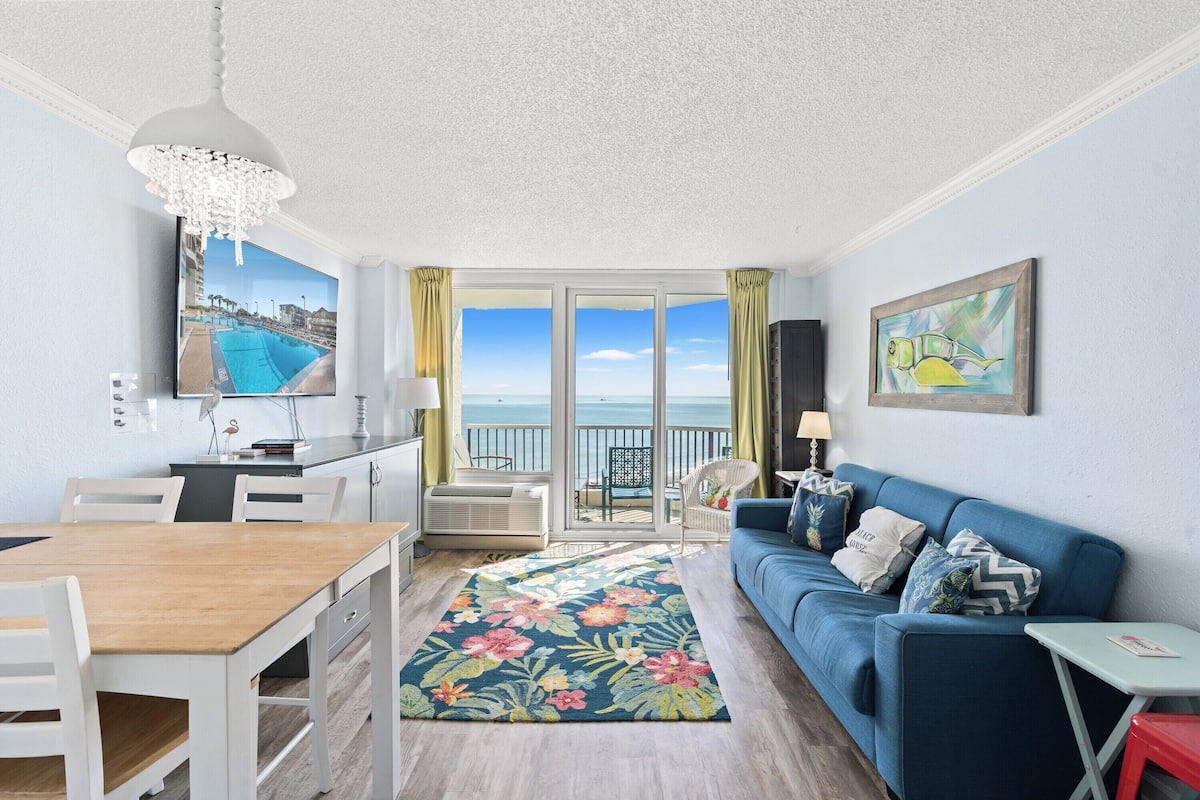 Deluxe Condo, 1 Bedroom, Ocean View, Oceanfront (1007) | 起居區 | 電視、 DVD 播放機