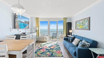 Deluxe Condo, 1 Bedroom, Ocean View, Oceanfront (1007) | Ruang tamu | TV, pemain DVD