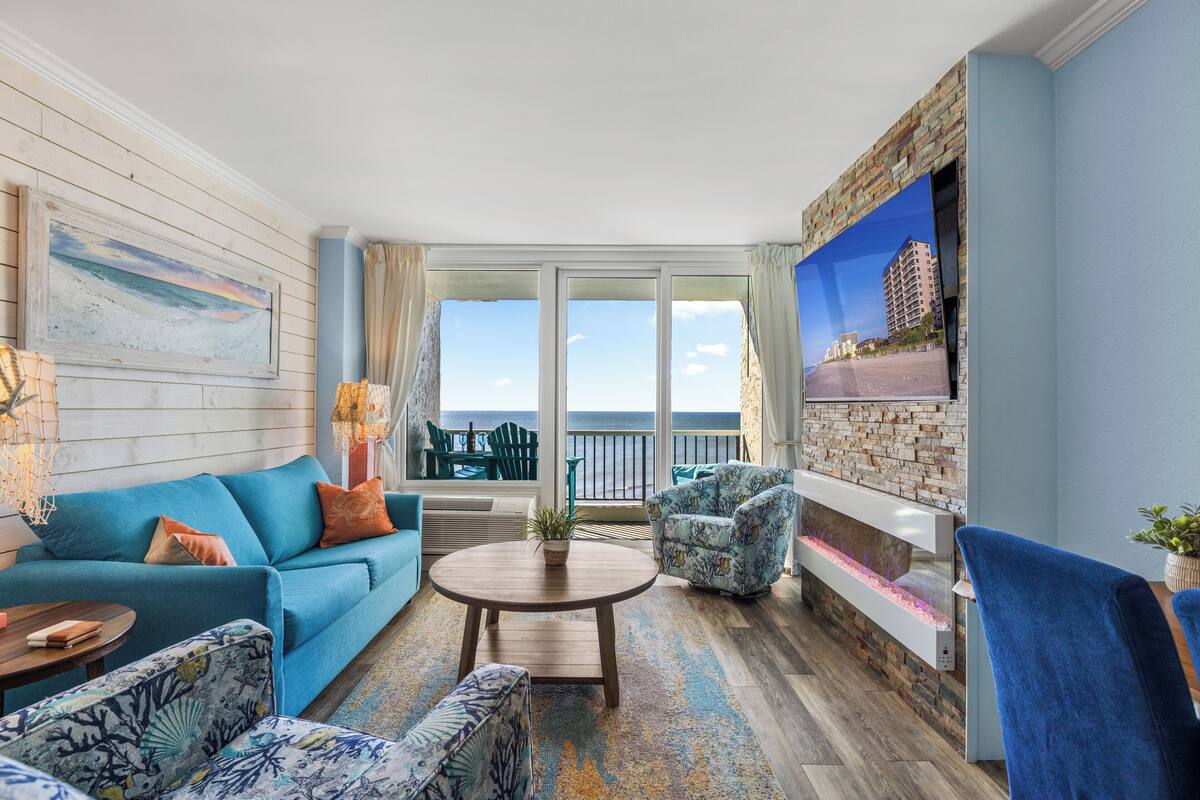 Deluxe Condo, 1 Bedroom, Ocean View, Oceanfront (1005) | 起居區 | 電視、 DVD 播放機