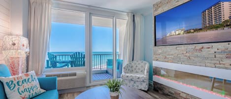 Deluxe Condo, 1 Bedroom, Ocean View, Oceanfront (1005) | リビング エリア | テレビ、DVD プレーヤー